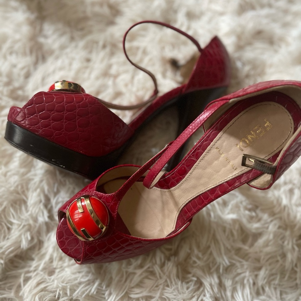 Fendi heel size 7.5 slightly used.it doesn’t come with box or dust bag